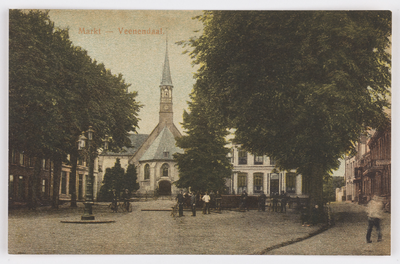 18252 Gezicht op de Markt te Veenendaal, met de Nederlands Hervormde kerk (Markt 9).